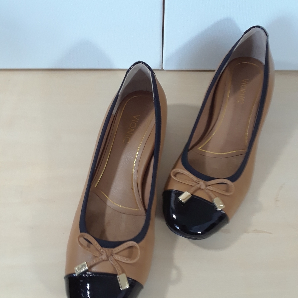 Vionic Tan and Black Cap-Toe Ballet Flats - Picture 6 of 8
